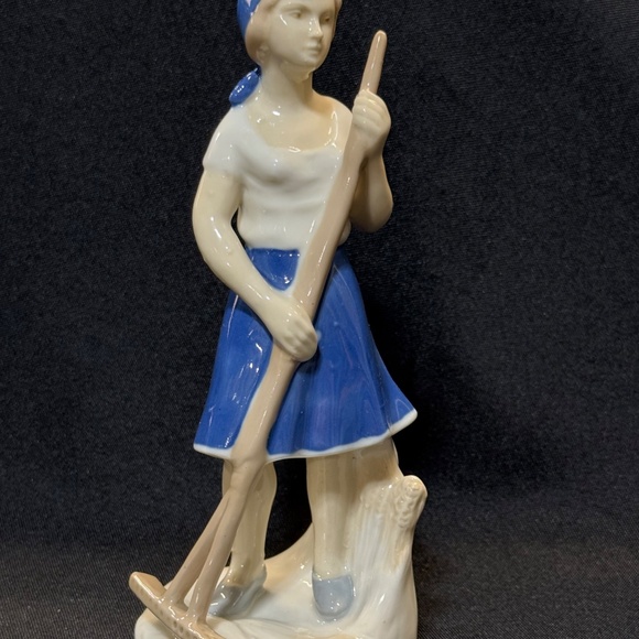 Carl Schneiders Farm Woman w Broom 21927 Porcelain Figurine Germany 1950's Rare - Picture 2 of 7